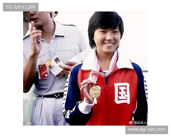 跳水队教练凌晨被粉丝堵门索签名,偶像光环真实可感