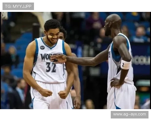 唐斯背身强攻扛着对手得分，森林狼士气大涨