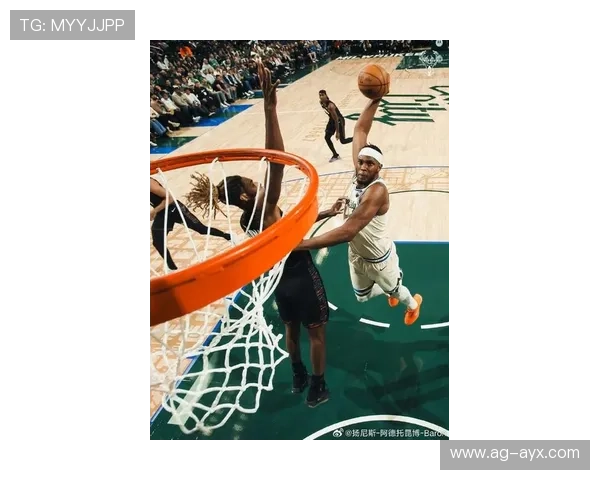 字母哥强势直进篮筐,雄鹿节段完美