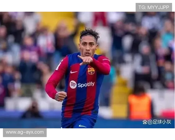 拉菲尼亚边路内切冷静破门，展现足球精湛技术