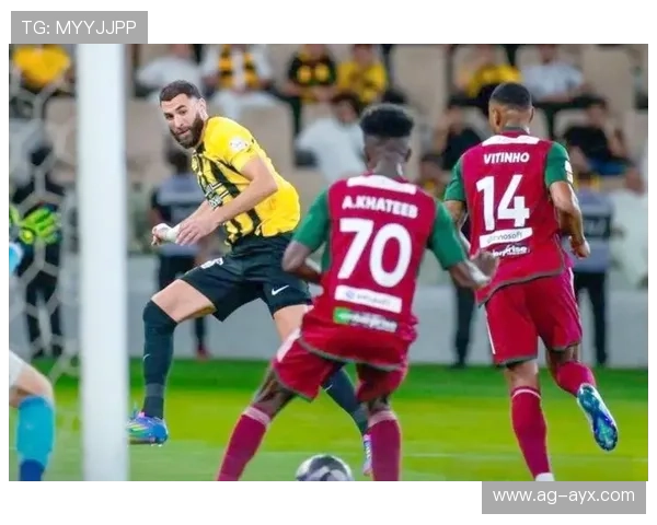 本泽马初登沙特新月赛场，攻破对手防线