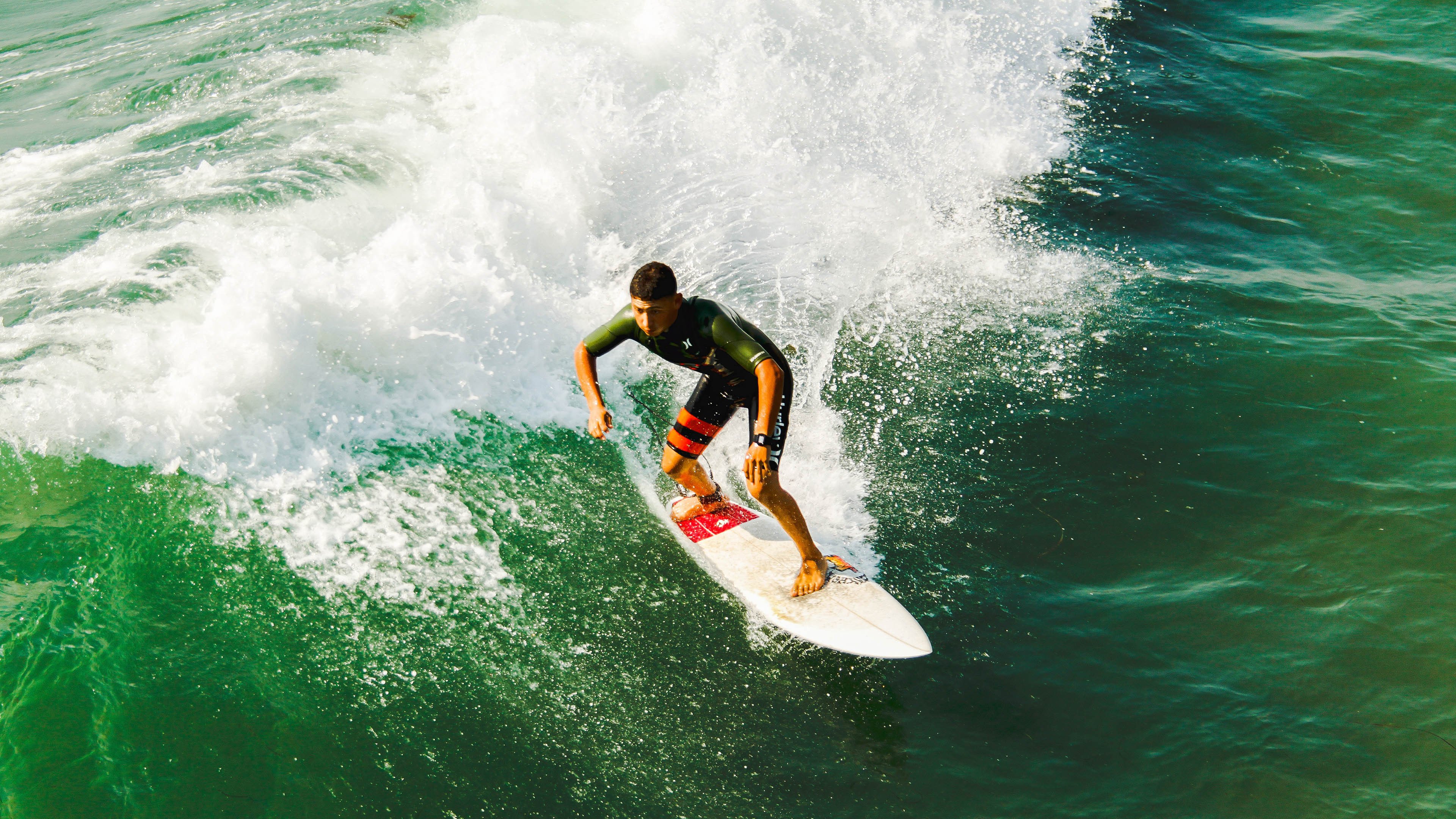 _云端天幕跑：虚拟现实中的极速飞行_，云端天空